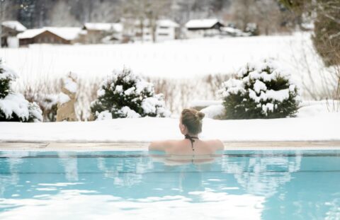 Pool mit Aussicht in die Schneelandschaft Boutique Hotel Relais Chalet Wilhelmy