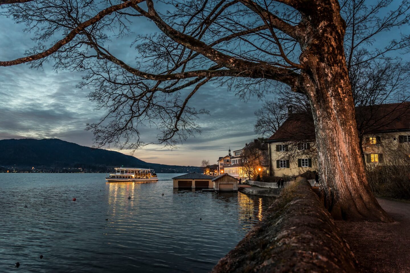 Schiffahrt zu den Weihnachtsmärkten am weihnachtlichen Tegernsee Relais Chalet Wilhelmy