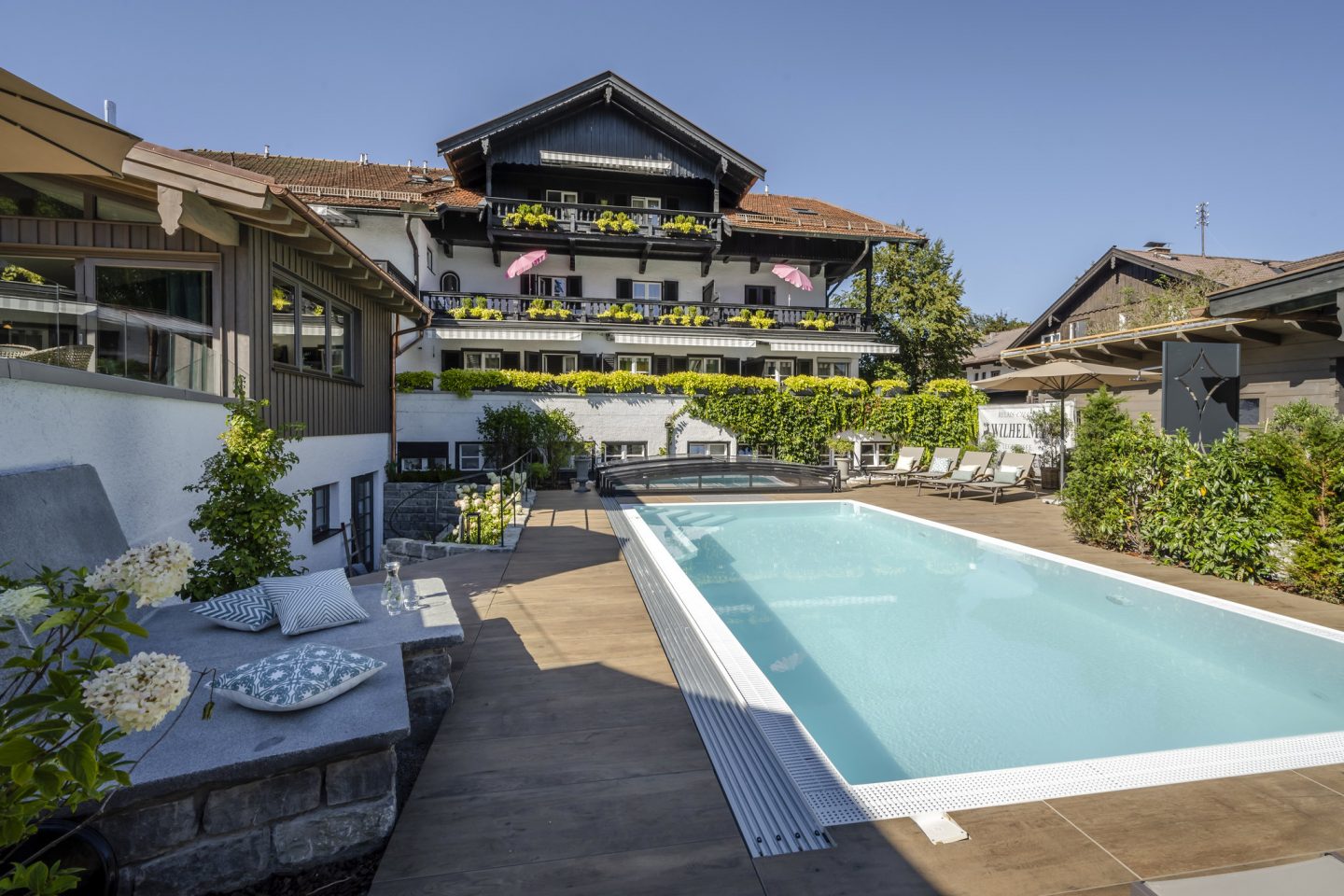 Außenansicht mit Pool des Relais Chalet Wilhelmy im Sommer