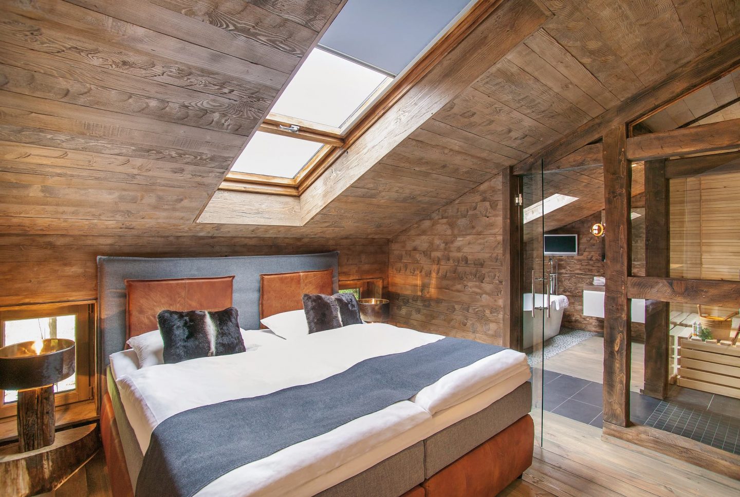 Schlafzimmer Alm Chalet Suite mit Sauna und Badezimmer Relais Chalet Wilhelmy