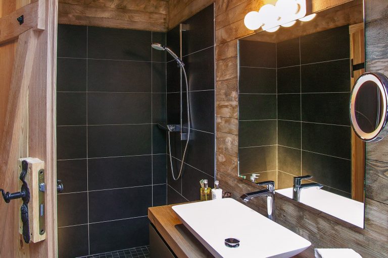 Weiteres Badezimmer Alm Chalet Suite zu ergänzendem Schlafzimmer Relais Chalet Wilhelmy