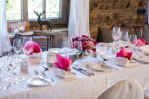 Feierlicher Tisch in pink im Relais Chalet Wilhelmy