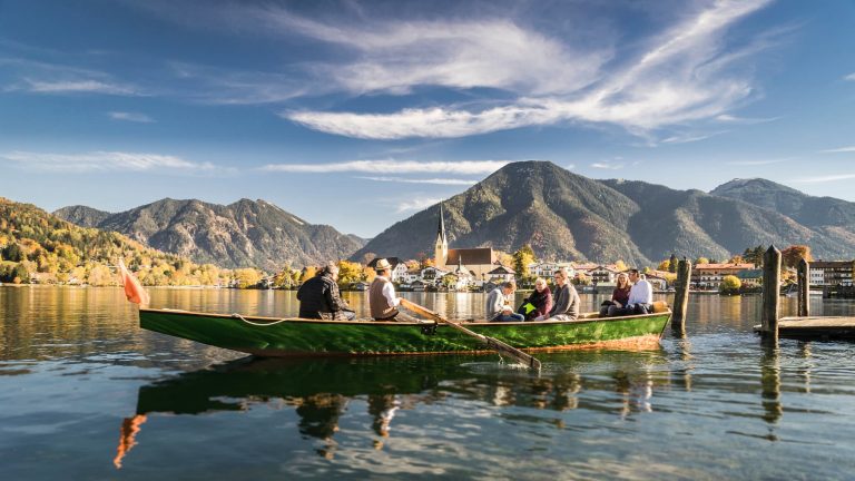 Bootstour am Tegernsee durch die Herbstlandschaft rund um das Relais Chalet Wilhelmy