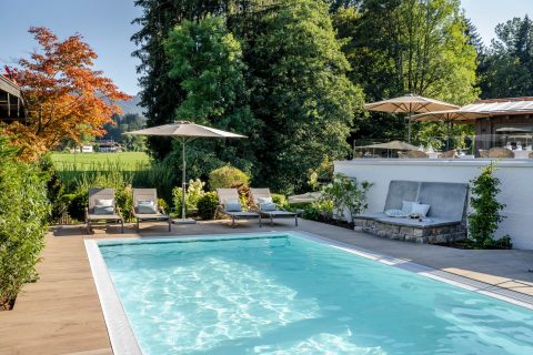 Außenpool Blick zum Garten Relais Chalet Wilhelmy