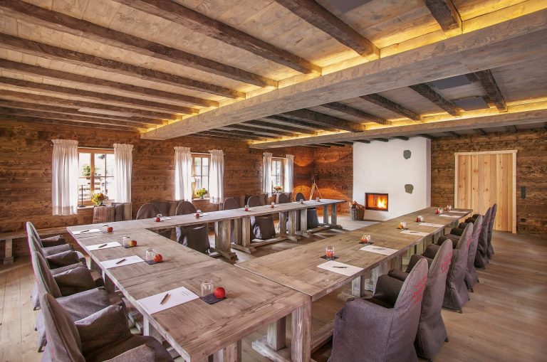 Tagen im Alm Chalet des Relais Chalet Wilhelmy U-form Bestuhlung