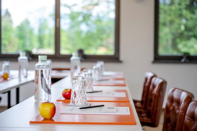 Tagungspavillon im Garten Tisch Nahaufnahme Relais Chalet Wilhelmy