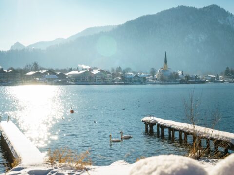 Steg am winterlichen Tegernsee Relais Chalet Wilhelmy