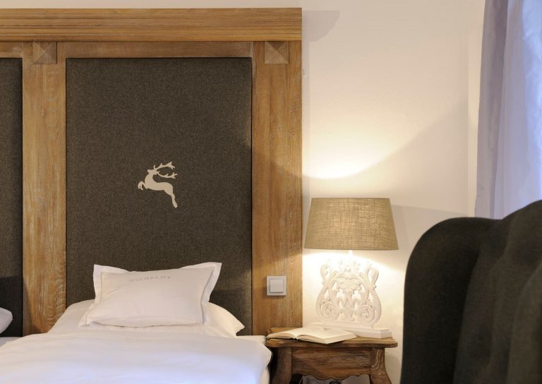 Junior Suite Bett rechte Seite mit Nachttisch Relais Chalet Wilhelmy