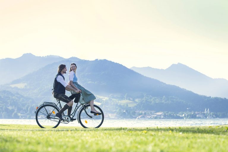 Glückliche Momente am Tegernsee im Relais Chalet Wilhelmy verliebtes Paar auf dem Rad