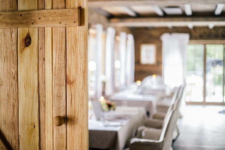 Alm Chalet Feiern und Heiraten Blick in den Raum